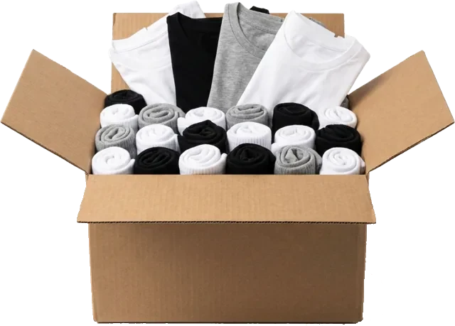 Offene Versandkiste mit Socken und Shirts